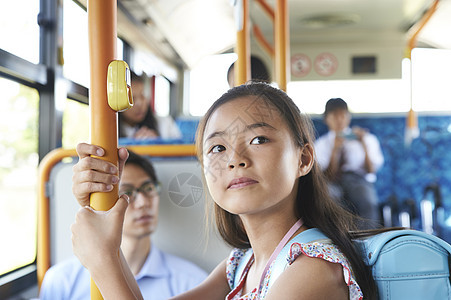 乘坐公共汽车通勤的女学生出席高清图片素材