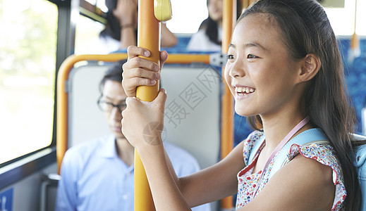 乘坐公共汽车通勤的女学生厚度之间高清图片素材
