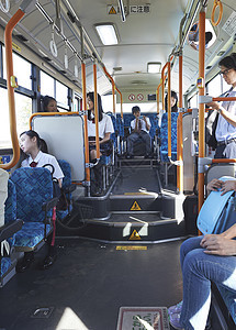 坐公交车出行的乘客图片