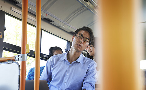 乘坐公交车的商务人士图片
