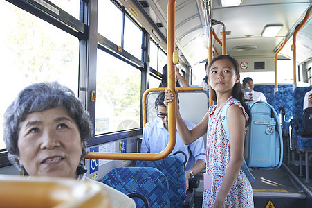 乘坐公交车的小女孩活跃高清图片素材