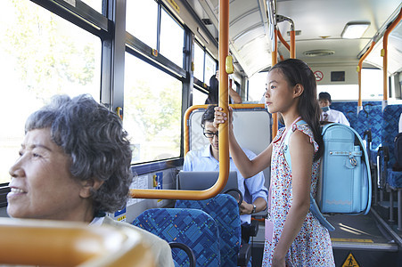 坐公交的小女孩积极高清图片素材