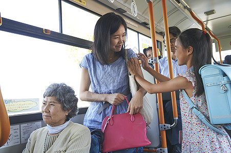 让座位的小学生公交车通勤高清图片素材