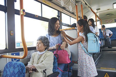 公共汽车母亲和孩子可爱高清图片素材