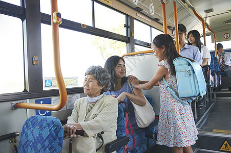 公共汽车里的母亲和孩子女孩高清图片素材