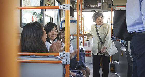 公交车上的未给老人让座的高中生图片素材