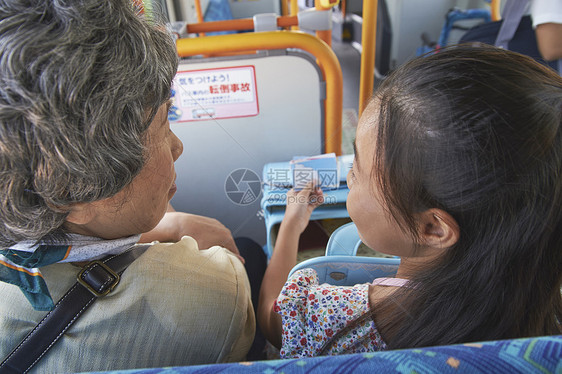 公交车上奶奶和孙女在交谈图片