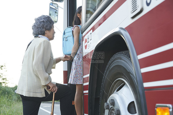 孙女扶着奶奶上公交车图片