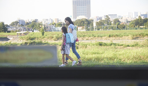 父母和孩子的放学回家路背景图片