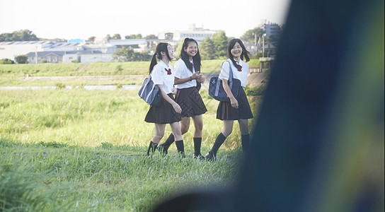 初中女生在回家的路上聊天说笑图片