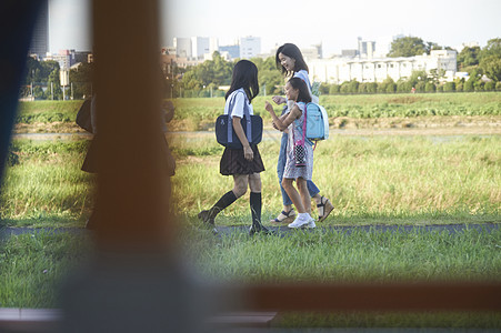 初中女生在回家的路上图片