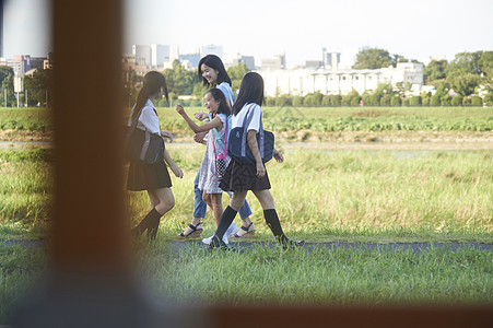 走在回家的路上的初中女生图片