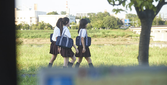 放学回家的初中女生图片