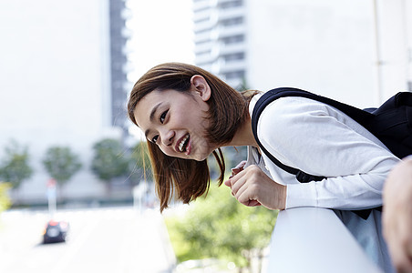 在房产中介的引导下看房子的女生图片