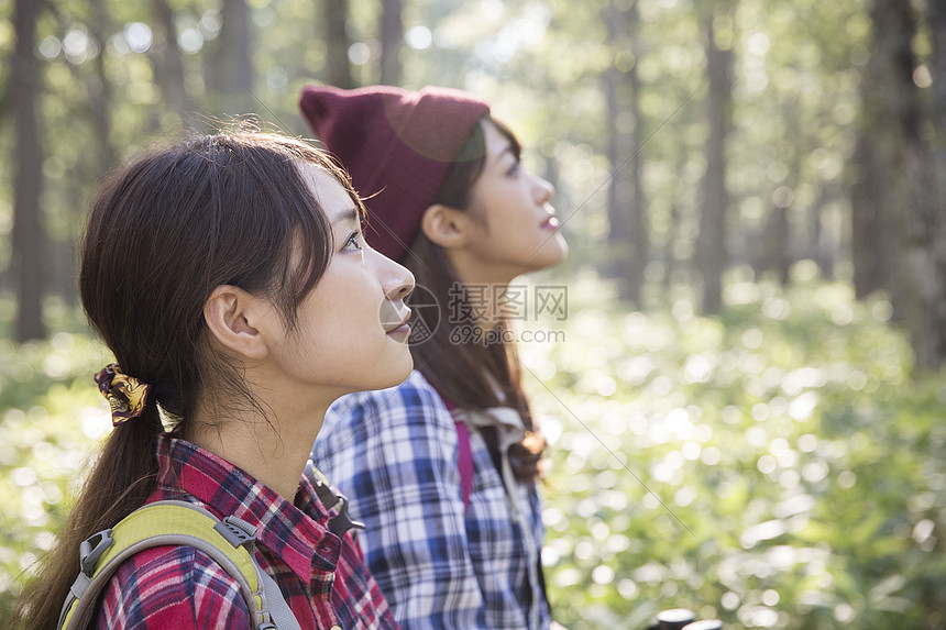 亲密朋友活力青春女人徒步旅行图片