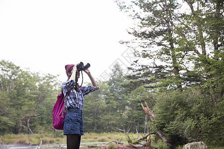 日照阳光生机勃勃女人徒步旅行图片