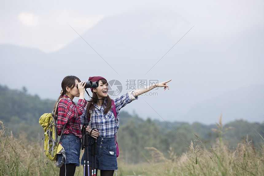 双筒望远镜二十几岁肖像女人徒步旅行图片