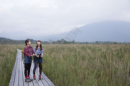 姐妹出游伙伴人物女人徒步旅行图片