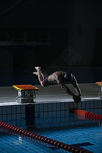 游泳运动员入水的瞬间图片
