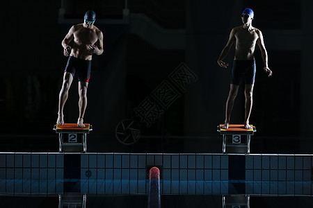 健身前后对比在跳板上的游泳运动员背景