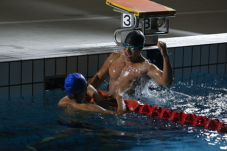 握拳记录双人胆量构成游泳运动员图片