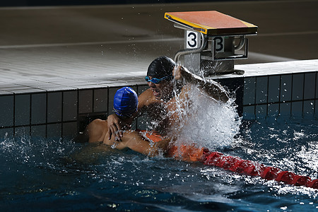 游泳运动员竞争图片