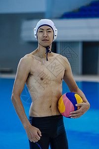 游泳池运动员拿着水球图片