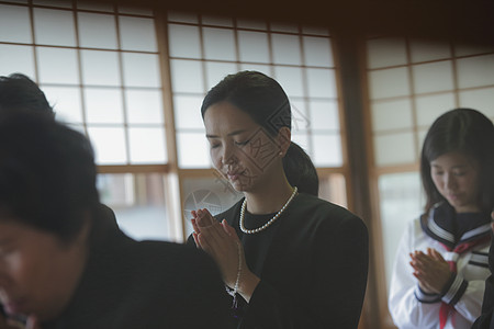 为遇难者祈祷的女性图片