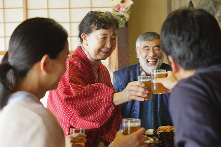 庆祝节日的日本家庭图片