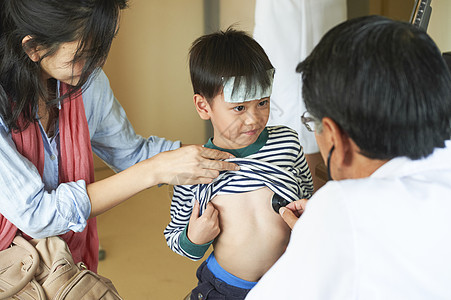 检查感冒儿童身体的医生图片