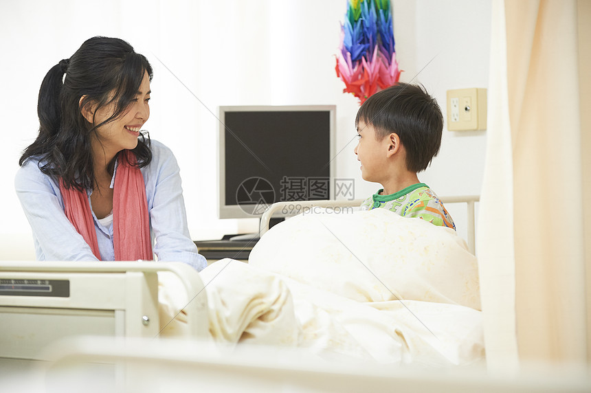  住院的儿童和看护的妈妈图片