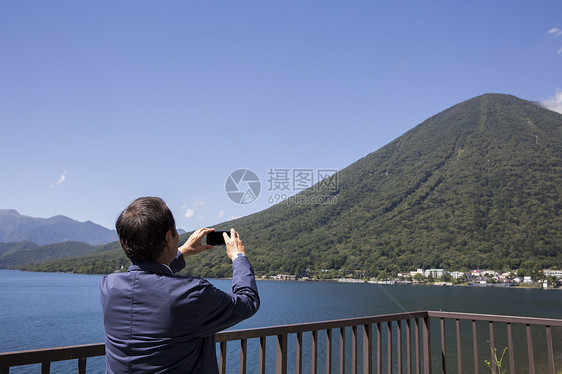 欣赏打破观光平台男子在观光景点拍照图片