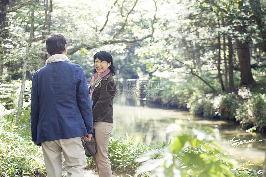 广角双人远足一对夫妇享受散步图片