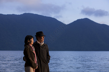  海边的一对夫妻图片