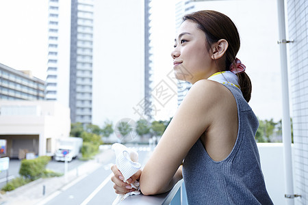 女生搬家在阳台休息的形象图片