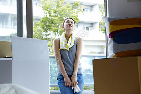 搬家的女子在阳台透气图片