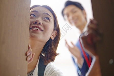 寻找房屋的女士租客图片