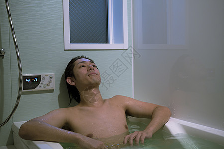 男人在浴缸里泡澡图片