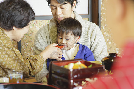 喂孩子吃饭的祖母图片