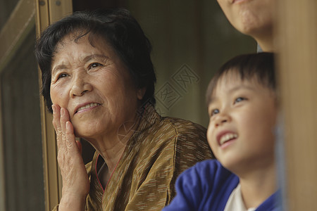 祖孙两人欢聚一堂庆祝节日图片