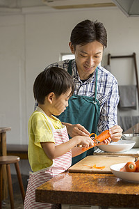 做日本料理的父子图片