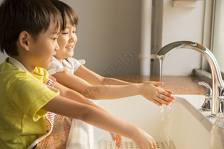 姐弟俩一起洗手两个人高清图片素材