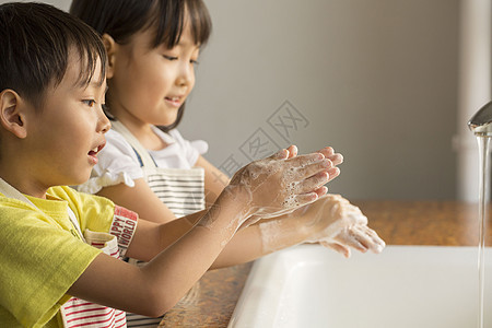 姐弟俩一起打香皂洗手活力高清图片素材