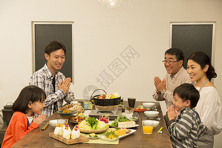 三代人共进晚餐图片