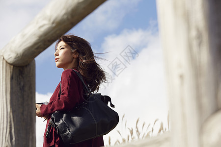 女性青年在户外旅游观光图片