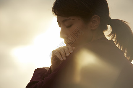 黄昏夕阳下的年轻女人图片