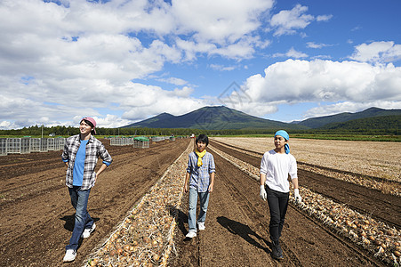 蔬菜打碎乡村生活体验农业经验的年轻人图片