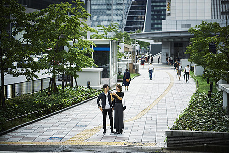 情侣夫妇城市散步好天气高清图片素材