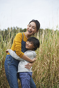 母女在田野间拥抱图片