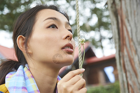 享受乡村生活的女人图片